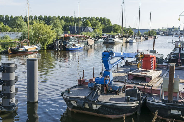 Hausboote in einer der Grachten von Alkmaar