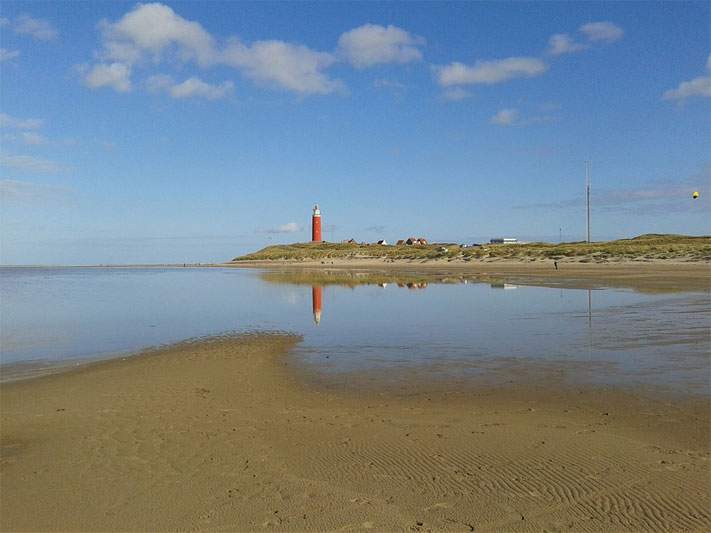 Strand mit Leuchtturm von Texel
